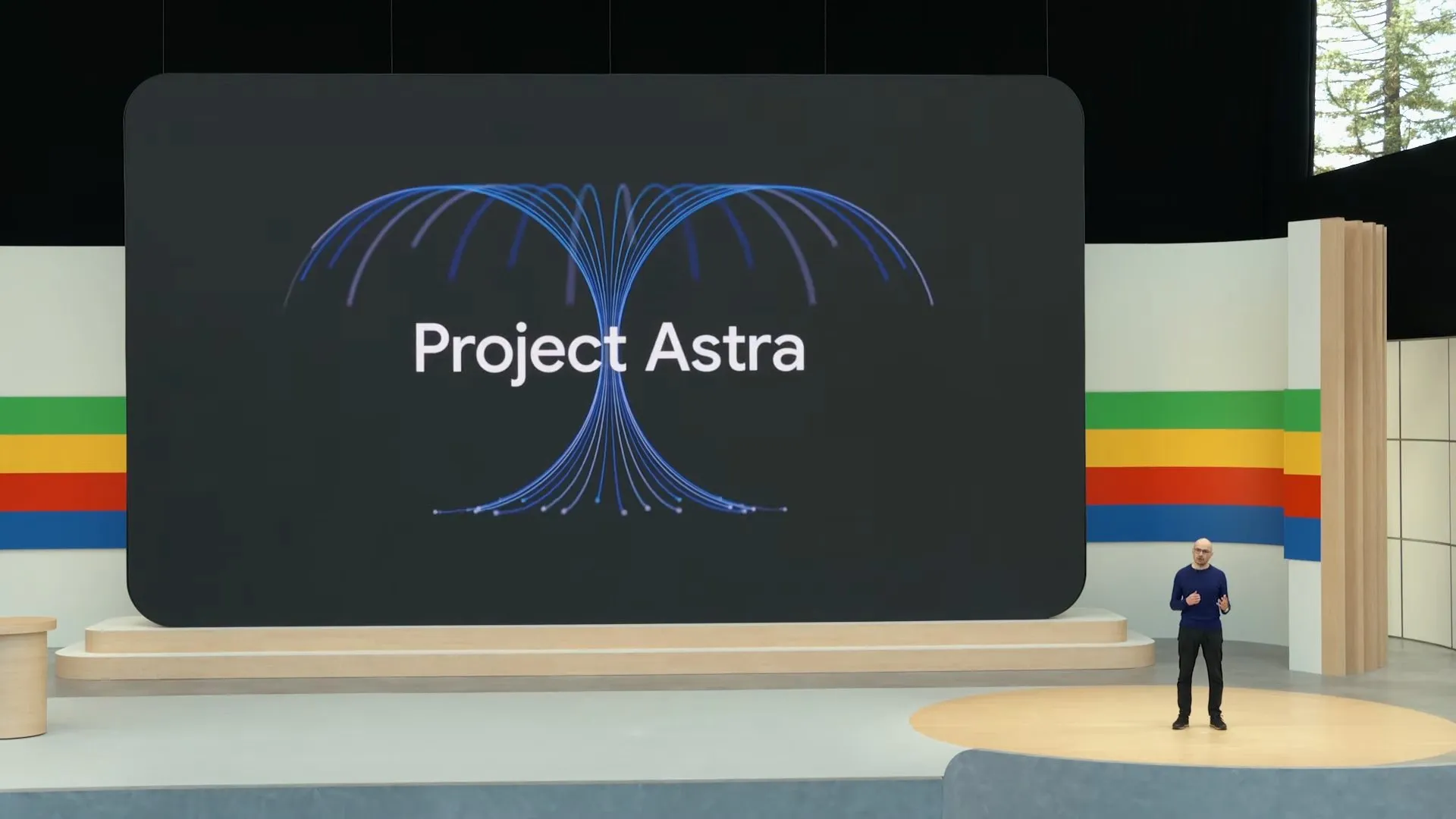 ステージの背後に「Project Astra」と書かれたスライドが表示されている写真