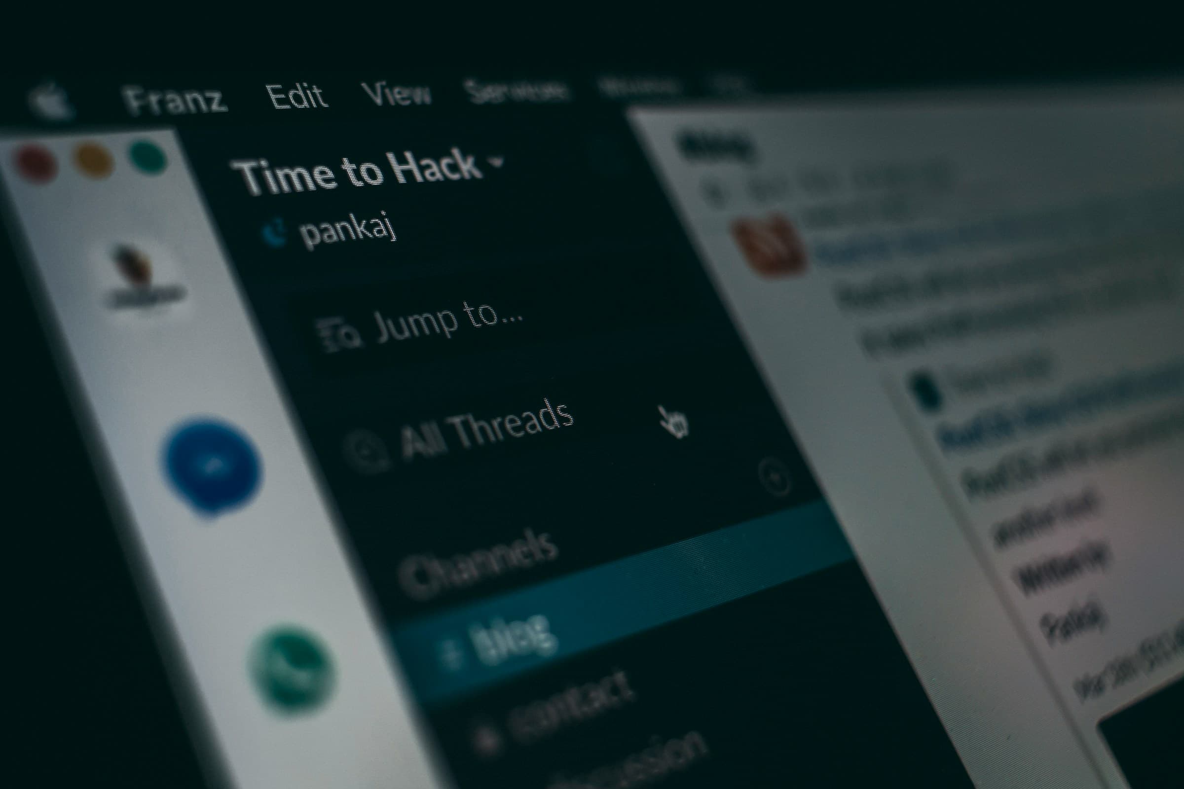 Slackのウィンドウがパソコンの画面に表示されている画像