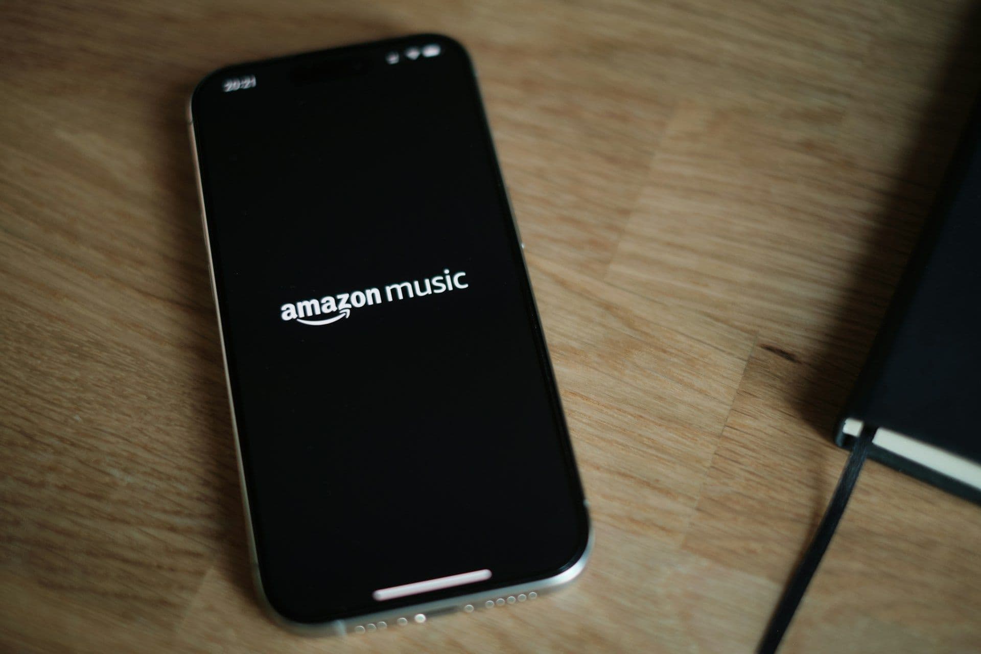 Amazon Musicのロゴがスマホに表示されている写真