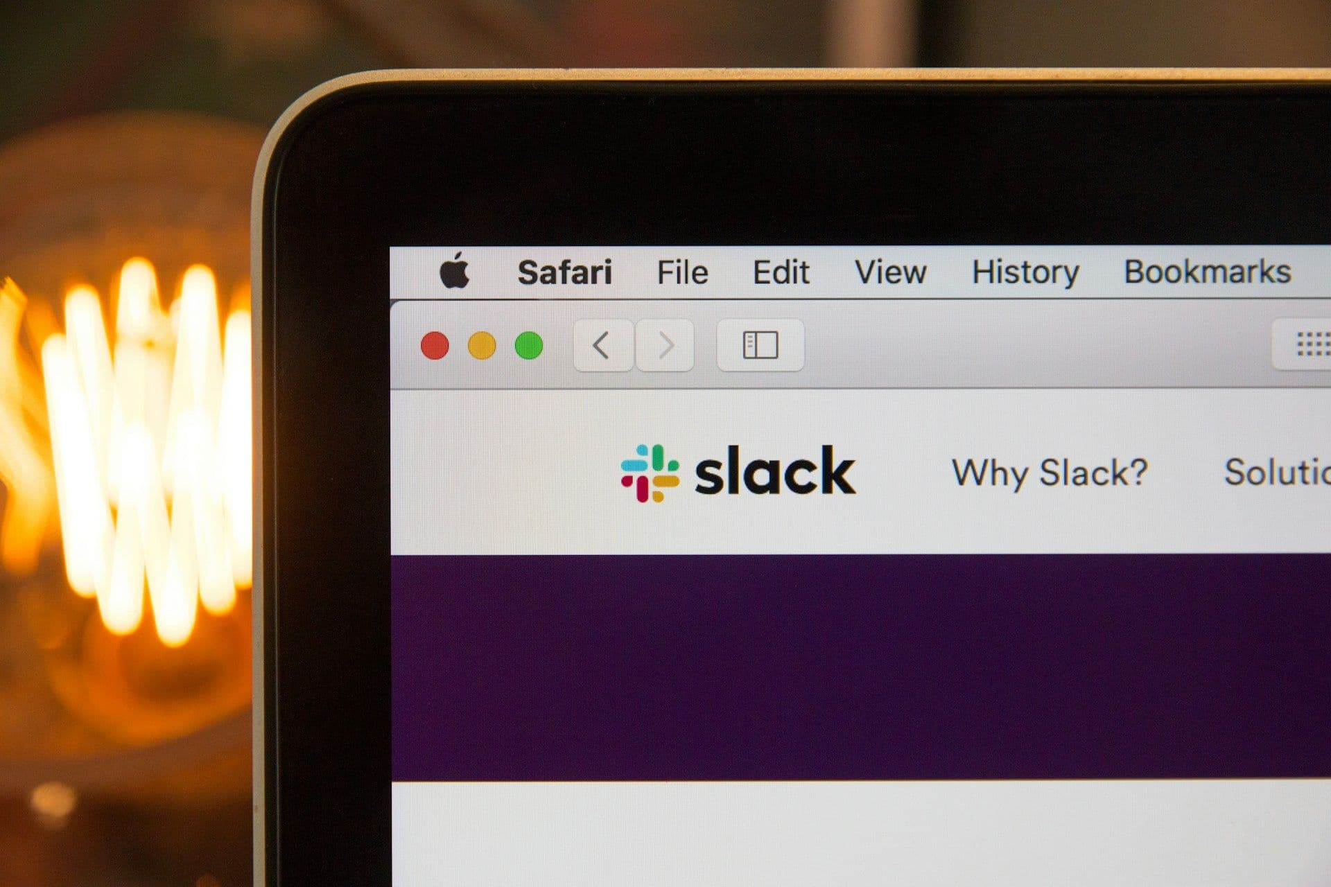 MacBookにSlackのWebサイトが表示されている写真
