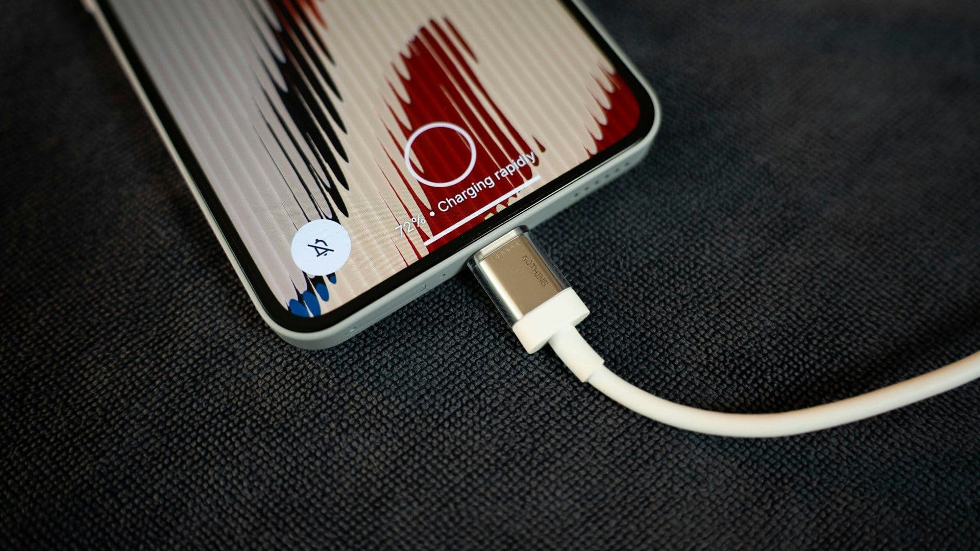 スマートフォンのUSBポートにケーブルを刺して充電している写真