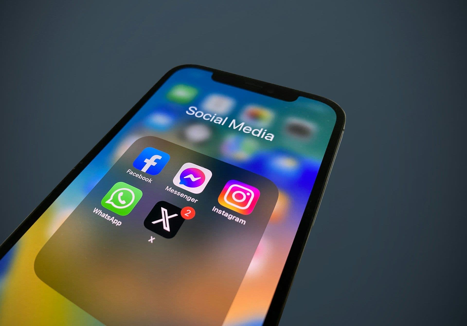 スマートフォンのホーム画面の「Social Media」フォルダーの中にFacebook、Messenger、Instagram、WhatsApp、Xのアプリが表示されている写真