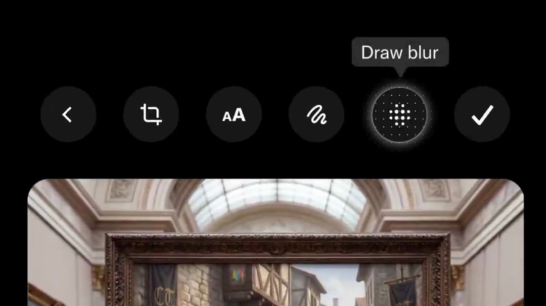 ［Draw blur］と表示されたXの新しい画像エディター画面のスクリーンショット。上部に戻る、切り抜き、テキスト、描画、ぼかし、保存の各アイコンが並んでいる