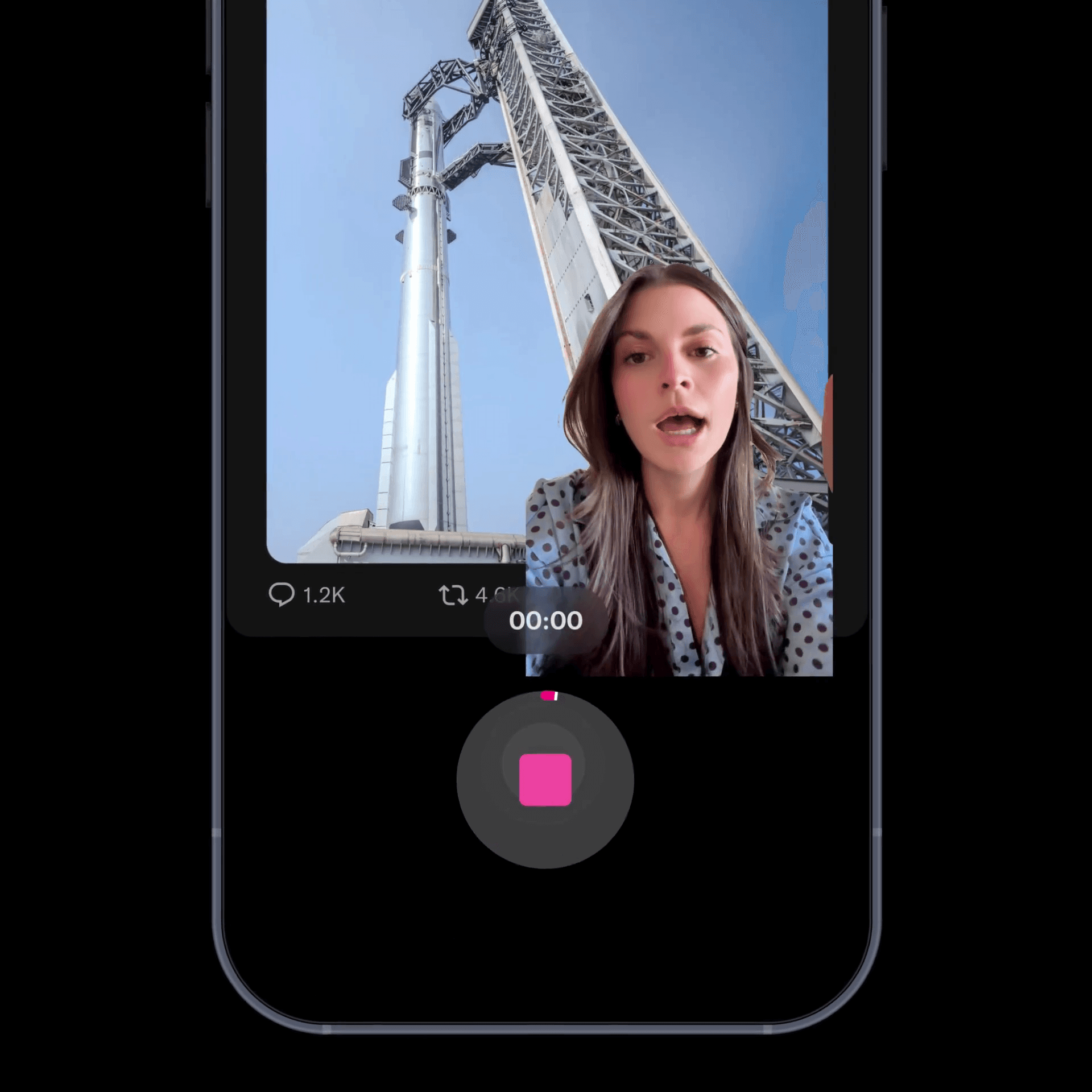 スマホの画面中央にXのポストが表示されており、その右下に女性の顔が写っている