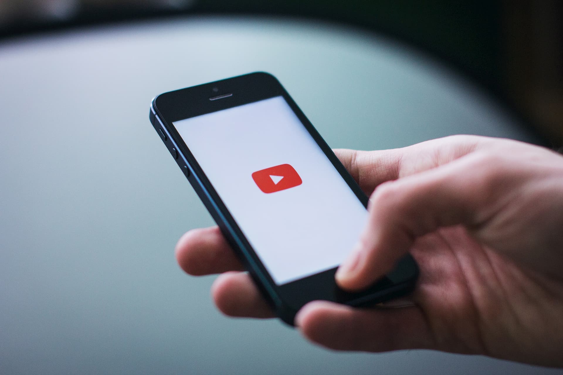 YouTubeが表示されたスマホの画像