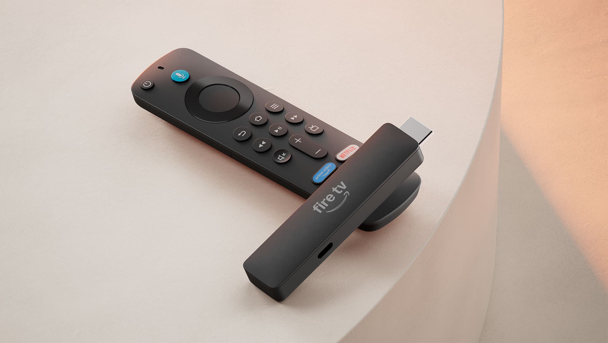 Fire TV Stick HDとそのリモコンが机の上に置かれている写真